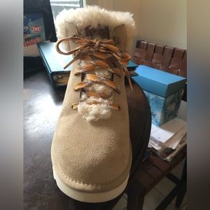 NWT UGG Size 11 Ankle Boots.